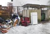 Mieszkańcy domu przy ul. 4 Marca skarżą się na zalegające od tygodni śmieci