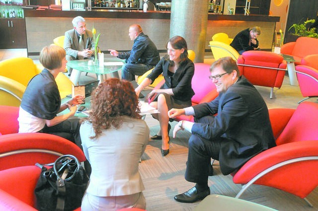 Czy kawa z prezesem Krzysztofem Wojtkowiakiem w Hotelu City przekona Laurę McCormack z Ryanair?