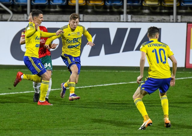 Arka Gdynia miała sporą przewagę w meczu z Chrobrym Głogów, ale spotkanie Fortuna 1 Ligi zakończyło się remisem 1:1.