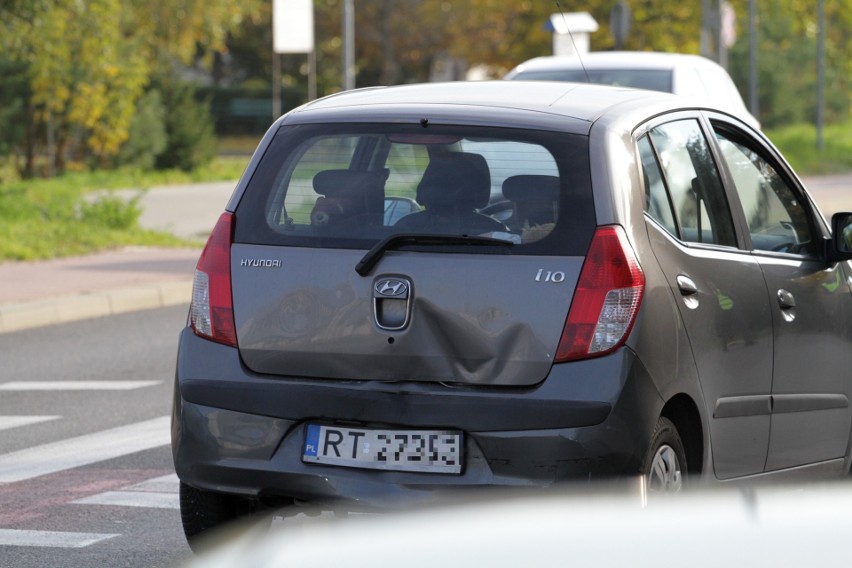 Wypadek w Tarnobrzegu. Dwie osoby zostały przewiezione do szpitala (ZDJĘCIA)