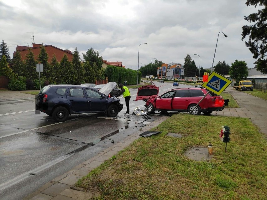 Białystok: Wypadek przy ulicy Sławińskiego. Zderzyły się trzy samochody osobowe. Są ranni [ZDJĘCIA]