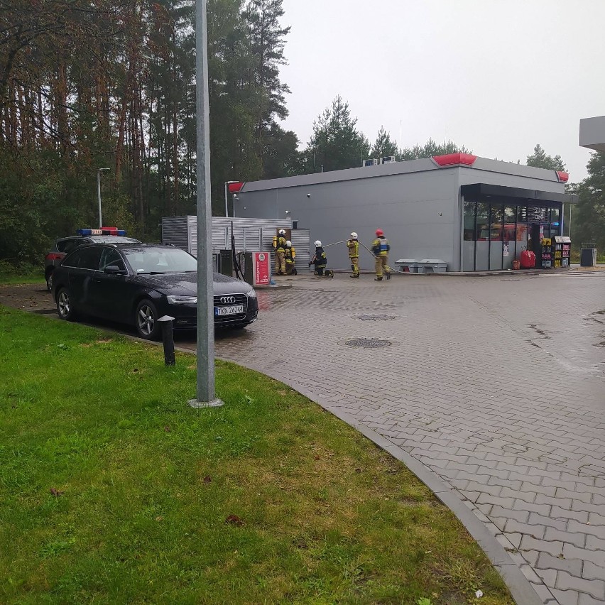 Pożar na stacji paliw w Stąporkowie. Jedna osoba ranna - tak ćwiczyli strażacy. Oto zdjęcia