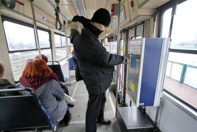 Krakowskie MPK ma biletomaty na gotówkę już blisko 10 lat - nie widzi związku ze wzrostem wandalizmu...