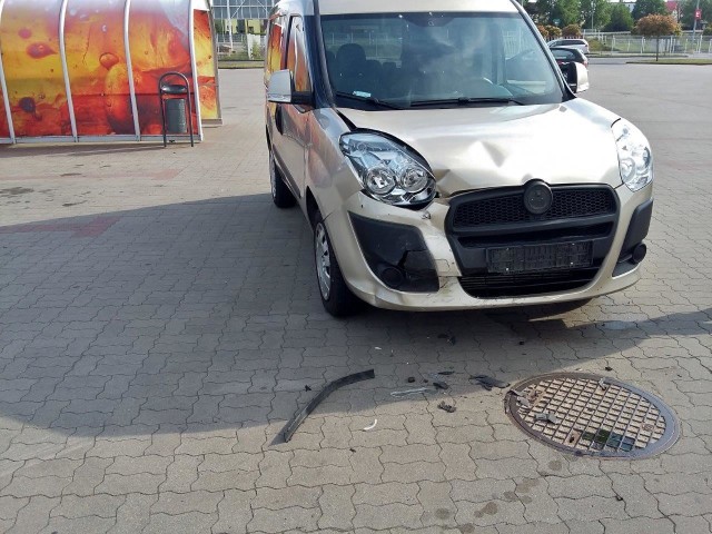 Dziś (12.05) na parkingu hipermarketu Auchan doszło do niegroźnej kolizji. Sprawca ukarany został mandatem w wysokości 500 zł.