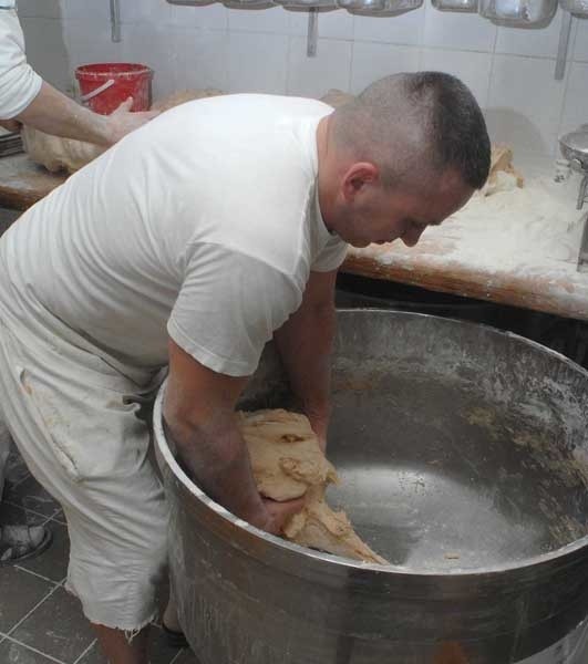 Produkcja pączków w cukierni Kaliszczak