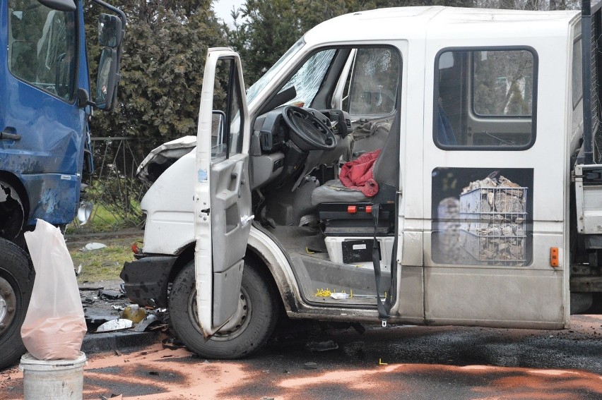 Czołowe zderzenie ciężarówki i busa! [ZDJĘCIA]