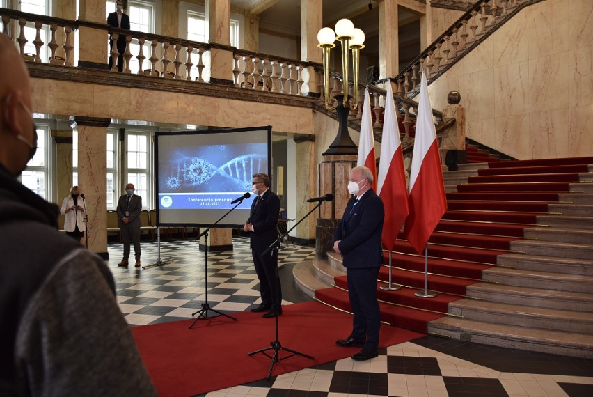 Szpital tymczasowy w MCK w Katowicach za dwa tygodnie zostanie wygaszony. W czerwcu rozpocznie się rozbiórka. Co z punktem szczepień?