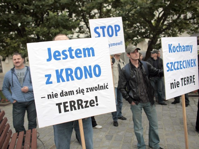 Szczecineccy pracownicy Kronospanu i aktywiści stowarzyszenia Terra manifestowali w Szczecinie.