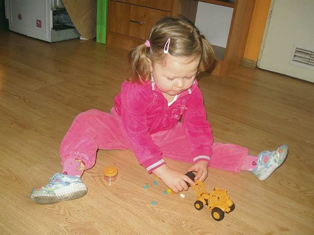 Mała Dominika nie zdaje sobie sprawy, że cukierki z zabawki mogą jej zaszkodzić. O to, aby dzieci jadły tylko bezpieczną żywność, powinni zadbać rodzice.