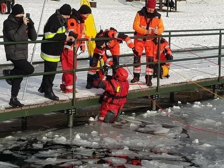 Ćwiczenia strażaków z ratownictwa lodowego.