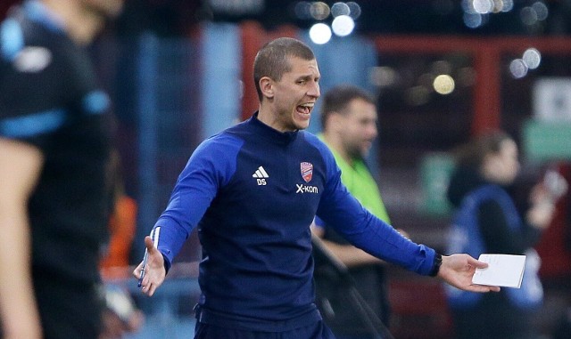 Trener Dawid Szwarga podczas meczu Piast - Raków