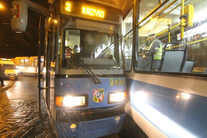 Wrocław: Zderzenie tramwajów. Zaklinowały się na zakręcie (ZDJĘCIA)