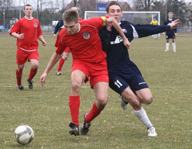 Unia Nowa Sarzyna (czerwone stroje) po bardzo słabym spotkaniu uległa Tomasovii Tomaszów Lubelski 0-1.