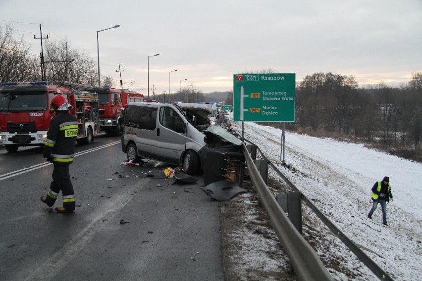 Zderzenie busa z ciężarówką na krajowej trasie w Nagnajowie. Są ranni