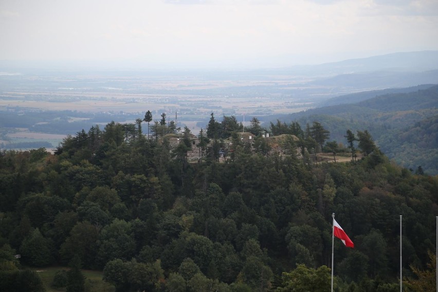 Twierdza Srebrna Góra mieści się w sąsiedztwie malowniczej...