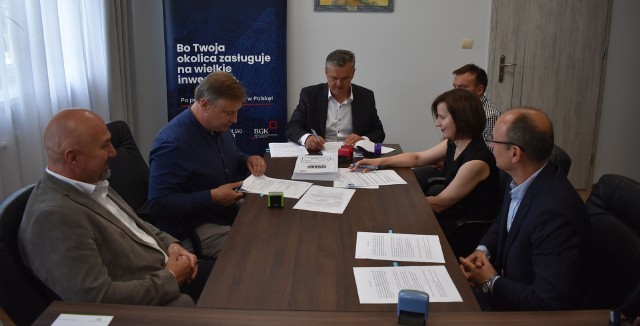 W Urzędzie Miasta i Gminy w Opatowcu podpisano umowy na łączną kwotę niemal 2 milionów złotych.