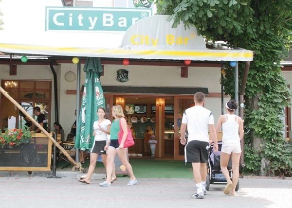 City Bar na usteckiej promenadzie. Ku uciesze właściela, z powodzeniem pracuje tu sześciu więźniów.