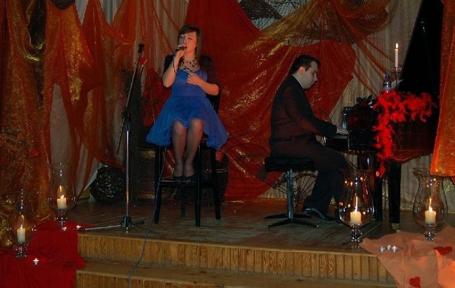 Koncert pełen romantycznych utworów zagrali w Staszowskim Ośrodku Kultury Elwira Rejnowicz i Kamil Kondek.