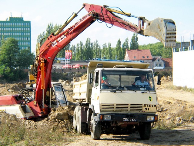 W 2003 roku rozpoczęto budowę Castoramy w Zielonej Górze. To pierwszy hipermarket budowlany w mieście. Lokalizacja to oczywiście Al. Wojska Polskiego przy rondzie PCK. 8 września 2004 roku nastąpiło oficjalne otwarcie. Gościem honorowym był Adam Słodowy.Popularyzator majsterkowania. Znany przede wszystkim jako autor i prowadzący popularnego w latach 60. i 70, programu telewizyjnego dla młodzieży Zrób to sam. Castorama to francuska sieć handlowa. Założył ją Christian Dubois w 1969 r. w Englos, niedaleko Lille. To był pierwszy we Francji wielkopowierzchniowy sklep z artykułami do majsterkowania. Szybki rozwój sieci sprawił, że dwadzieścia lat później Castorama miała we Francji 80 sklepów. Rozpoczęła się również ekspansja za granicę. W 1988 roku powstał pierwszy sklep we Włoszech, a w 1997 roku został otwarty pierwszy sklep w Polsce.POLECAMY PAŃSTWA UWADZE: 