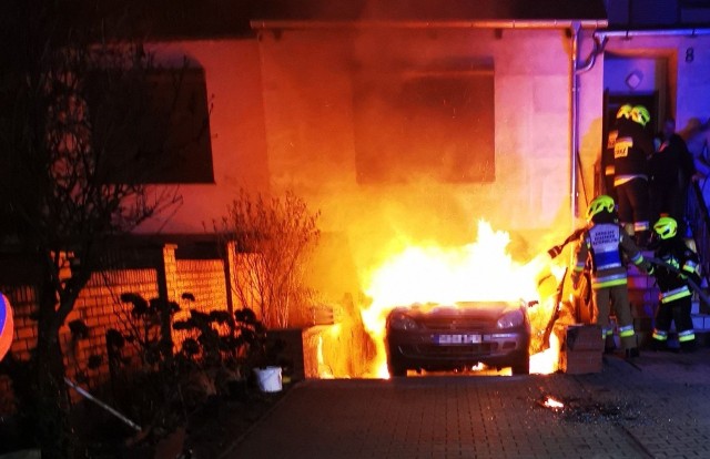 Do niebezpiecznego zdarzenia doszło w sobotę, 5 lutego, wieczorem w Pniewach. Przed jednym z domów jednorodzinnych przy ul. Bukowej doszło do pożaru samochodu osobowego. Przejdź do kolejnego zdjęcia --->