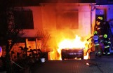 Samochód zaparkowany pod domem w Pniewach stanął w ogniu. Strażacy ewakuowali mieszkańców. Zobacz zdjęcia