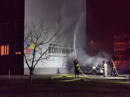 Pożar na Borowskiej. Pod blokiem spłonęły dwa samochody 