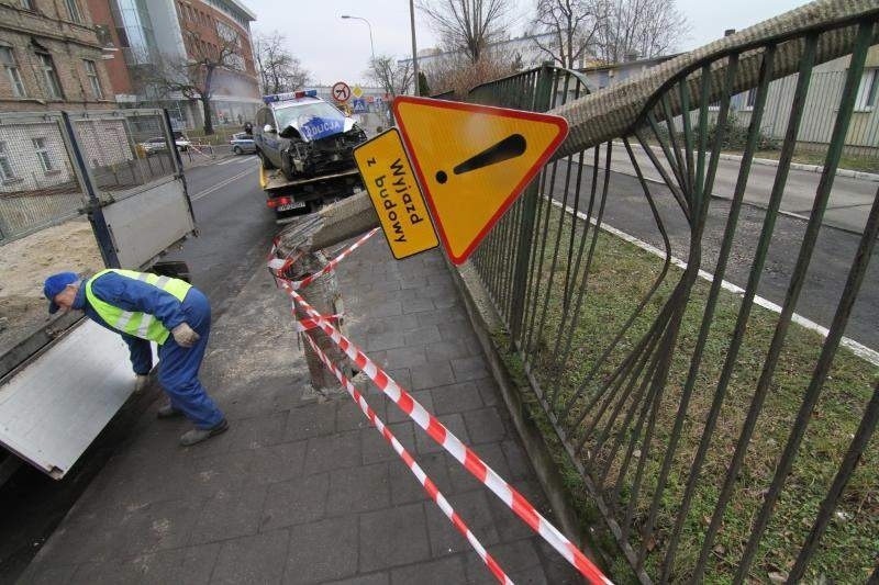 Podczas pościgu radiowóz ściął latarnię i wjechał w ogrodzenie (ZDJĘCIA)