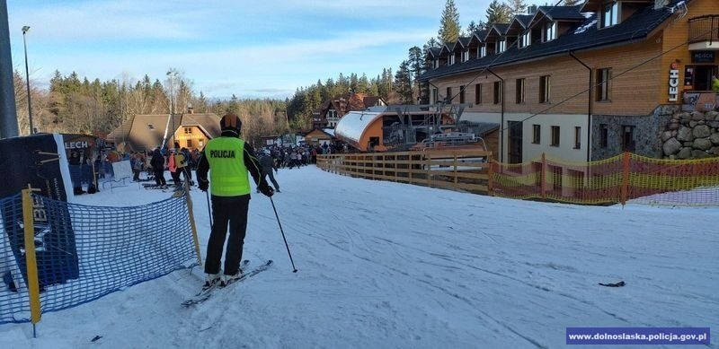 Policjanci na nartach czuwają nad bezpieczeństwem ludzi na...