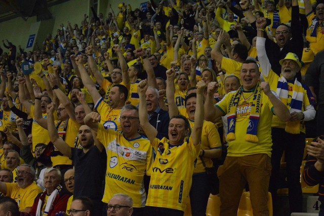 We wtorek piłkarze ręczni PGE VIVE Kielce wygrali Świętą Wojnę z Orlenem Wisłą Płock 29:20 i zostali liderem PGNiG Superligi. Mecz w Hali Legionów oglądały 4 tysiące kibiców. Byłeś na tym meczu? Zobacz się na zdjęciach.ZOBACZ DRUGĄ CZĘŚĆ GALERII WAKACJE PIŁKARZY RĘCZNYCH PGE VIVE KIELCE: PIĘKNE KOBIETY, SURFING, WESELA… [zdjęcia] [B]POLECAMY RÓWNIEŻ:[/B][tabela][tr][td sz=300]IGOR KARACIĆ I ANDI WOLFF Z PGE VIVE MÓWIĄ PO POLSKU [VIDEO]