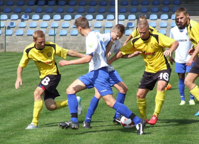 Piłkarze Trzebini (żółte stroje) mają za sobą pierwszy sparing.