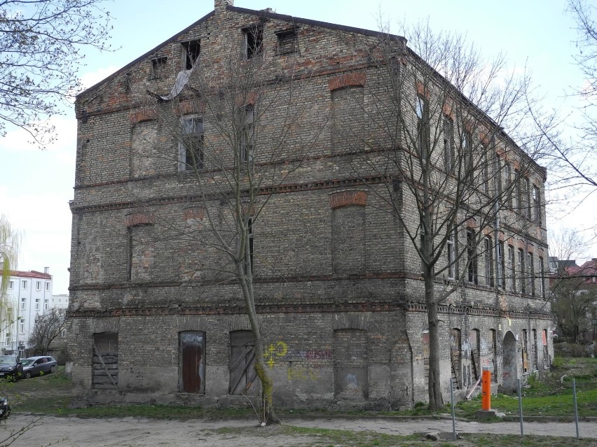 Kamienica, choć dziś już w opłakanym stanie, jest jednym z...