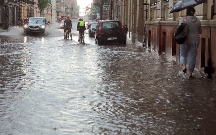 Pogoda w Łodzi. Mocno padało i grzmiało. Zalane jezdnie, nieprzejezdne fragmenty ulic 