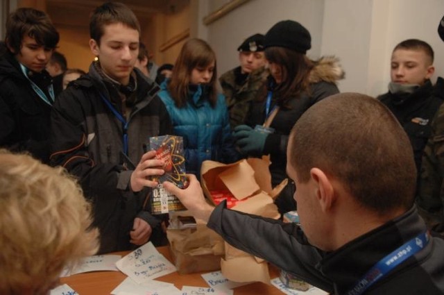 W gimnazjum nr 1 trwa wydawanie puszek kostrzyńskim wolontariuszom. Na ulice miasta wyjdzie około 150 osób.