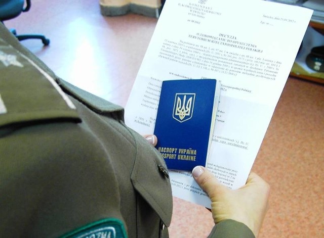 Troje obywateli Ukrainy zatrzymali strażnicy graniczni. Chcieli przekroczyć granicę na wyłudzonych wizach.