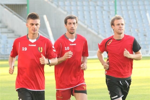 Wszystko wskazuje na to,  że Lukas Janić (z prawej) zostanie w Koronie. W środku Nikola Mijailović, z lewej Michał Zieliński podczas poniedziałkowego treningu. (Fot. Sławomir Stachura)