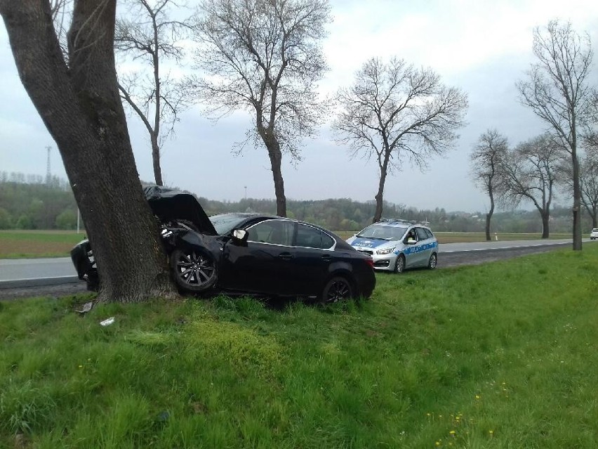 Okocim. Groźny wypadek. Kierowca lexusa uderzył w drzewo