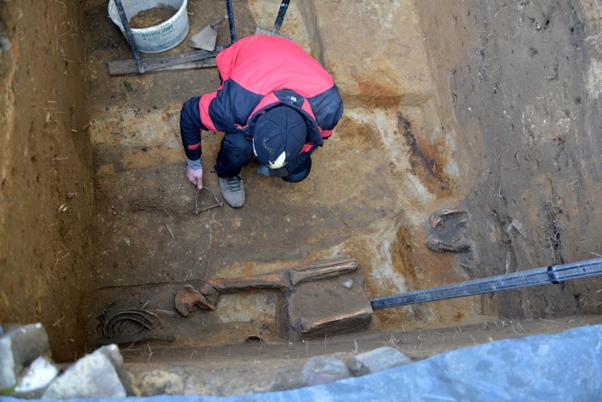 Średniowieczne szkielety odkryto przy kościele świętego Wojciecha w Kielcach