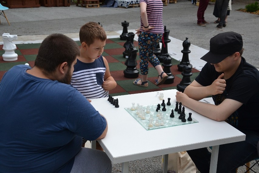 Wielkie szachy na Stołczynie. Turniej szachowy zainaugurował szachownicę przed Wartownią nad Odrą [ZDJĘCIA]