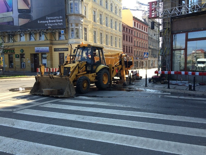 Wrocław: Awaria wodociągowa na Ruskiej. Woda lała się na ulicę (ZDJĘCIA)