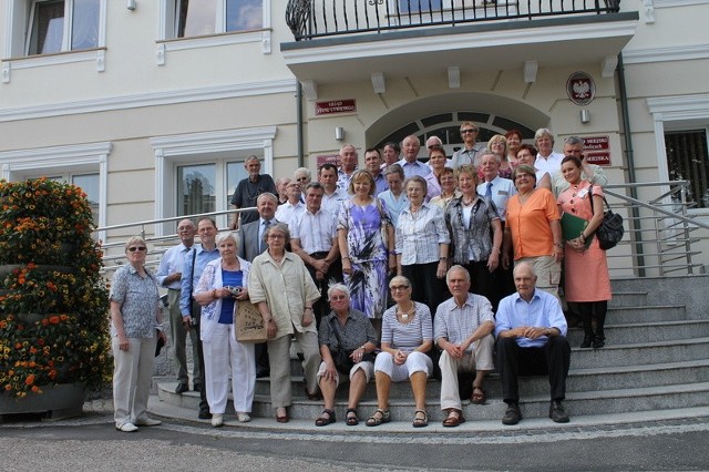 W bobolickim ratuszu niemieccy goście spotkali się z samorządowymi władzami miasta. Już wspólnie pozowali do pamiątkowej fotografii.