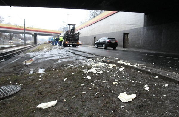 Wypadek na al. Mickiewicza. TIR uderzył w wiadukt (zdjęcia, film) 