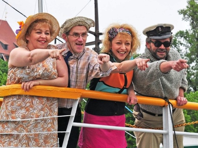Publiczność na statku zabawiają aktorzy: Grażyna Rutkowska-Kusa, Krzysztof Zaremba, Anna Magalska-Milczarczyk i Dariusz Bereski
