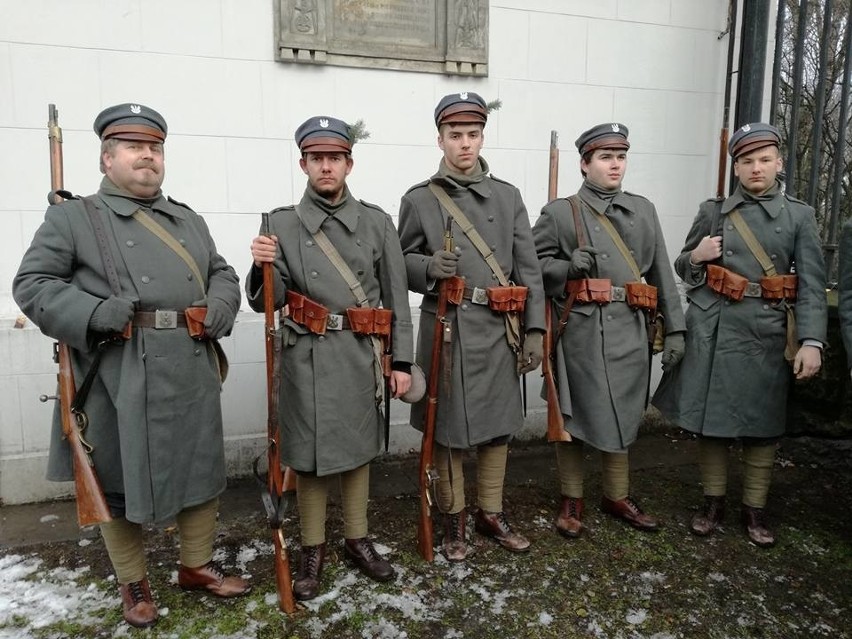 Członkowie Bractwa Rycerskiego Zamku Szydłów w roli legionistów