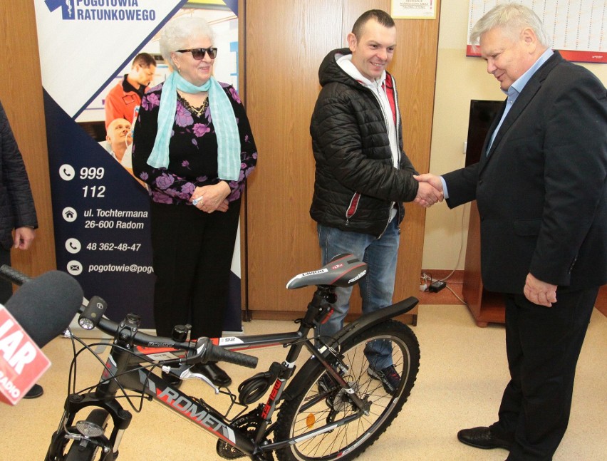 Firma Rodex z Radomia podarowała rower okradzionemu pacjentowi pogotowia ratunkowego