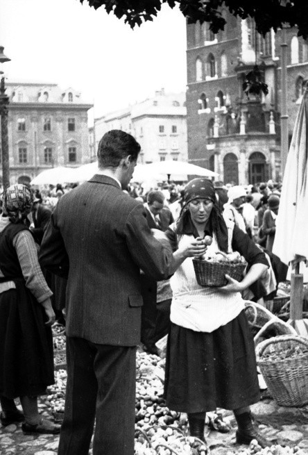 Kraków. Rynek Główny pełen grzybów. Tak handlowano skarbami lasu [ARCHIWALNE ZDJĘCIA]