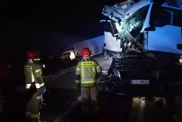 Cudem z wypadku wyszedł kierowca samochodu ciężarowego, który w nocy z wtorku na środę (z 26 na 27 listopada) wjechał w tira stojącego na poboczu autostrady A2 pod Zgierzem. Mężczyzna był zakleszczony w kabinie potężnego samochodu, został przewieziony do szpitala. Pod opiekę specjalistów trafil także kierowca drugiej ciężarówki.Czytaj więcej na następnej stronieZobacz też: