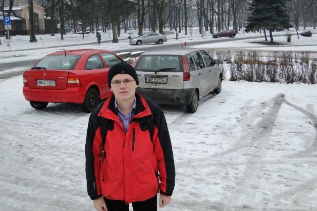 - Samochody stoją na placu Jagiellońskim, a kilkanaście metrów dalej płatny parking jest niemal pusty - pokazuje Sebastian Pawłowski.