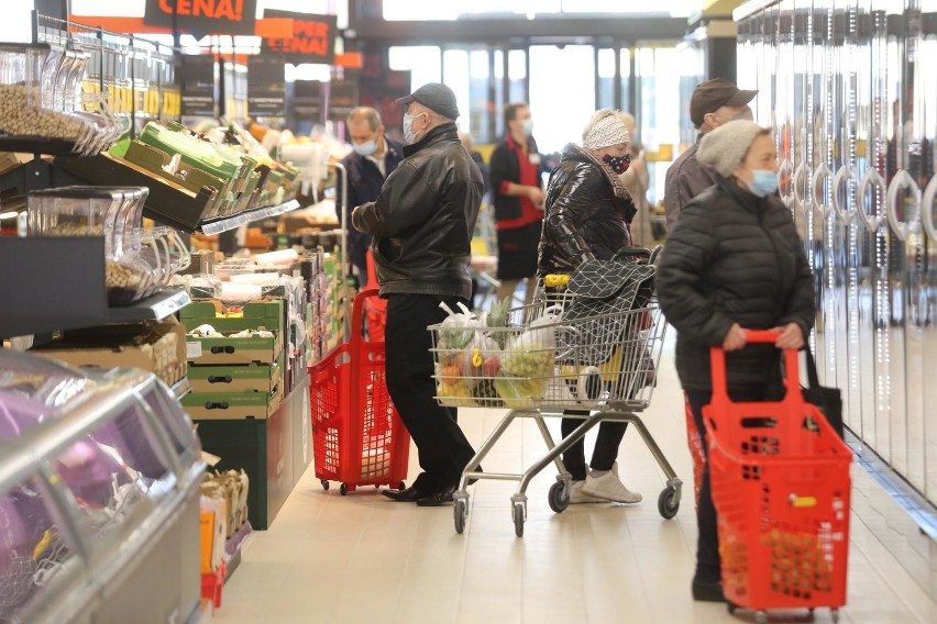 Sieć sklepów Biedronka dla swoich pracowników z okazji świąt...