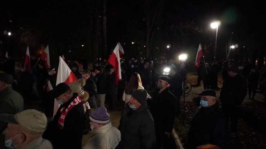 Marsz Niepodległości w Białymstoku. Wieczorny pochód mieszkańców z okazji Święta Niepodległości [ZDJĘCIA]