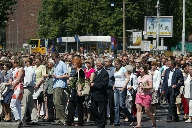 Procesja na ul. Sienkiewicza we Wrocławiu